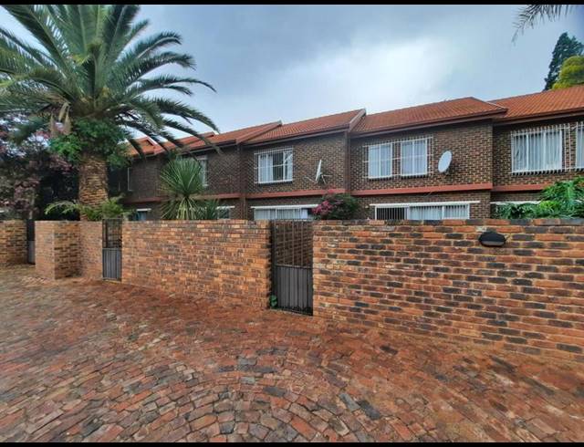 2 BEDROOM TOWNHOUSE FOR SALE IN PIERRE VAN RYNEVELD